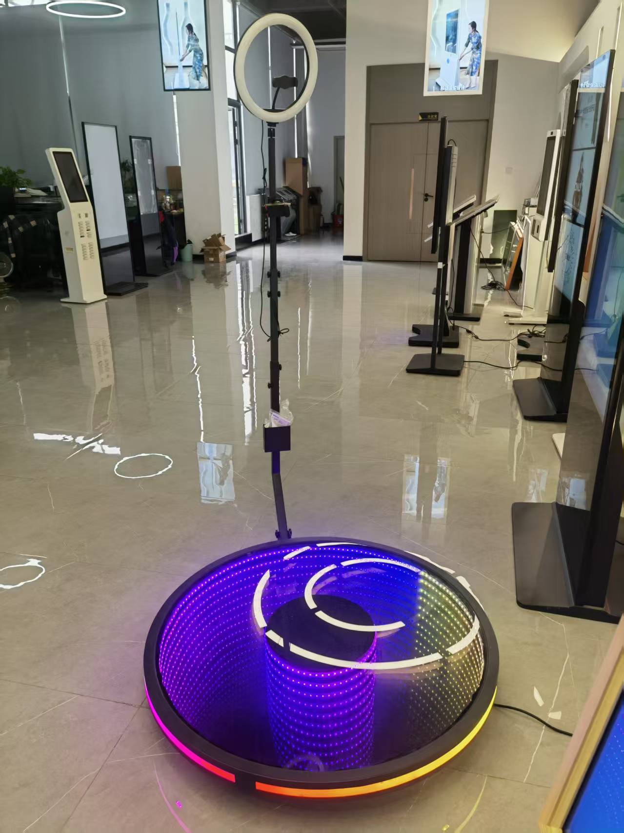 Jak zrcadlový LCD displej vylepšuje digitální značení a interakci?