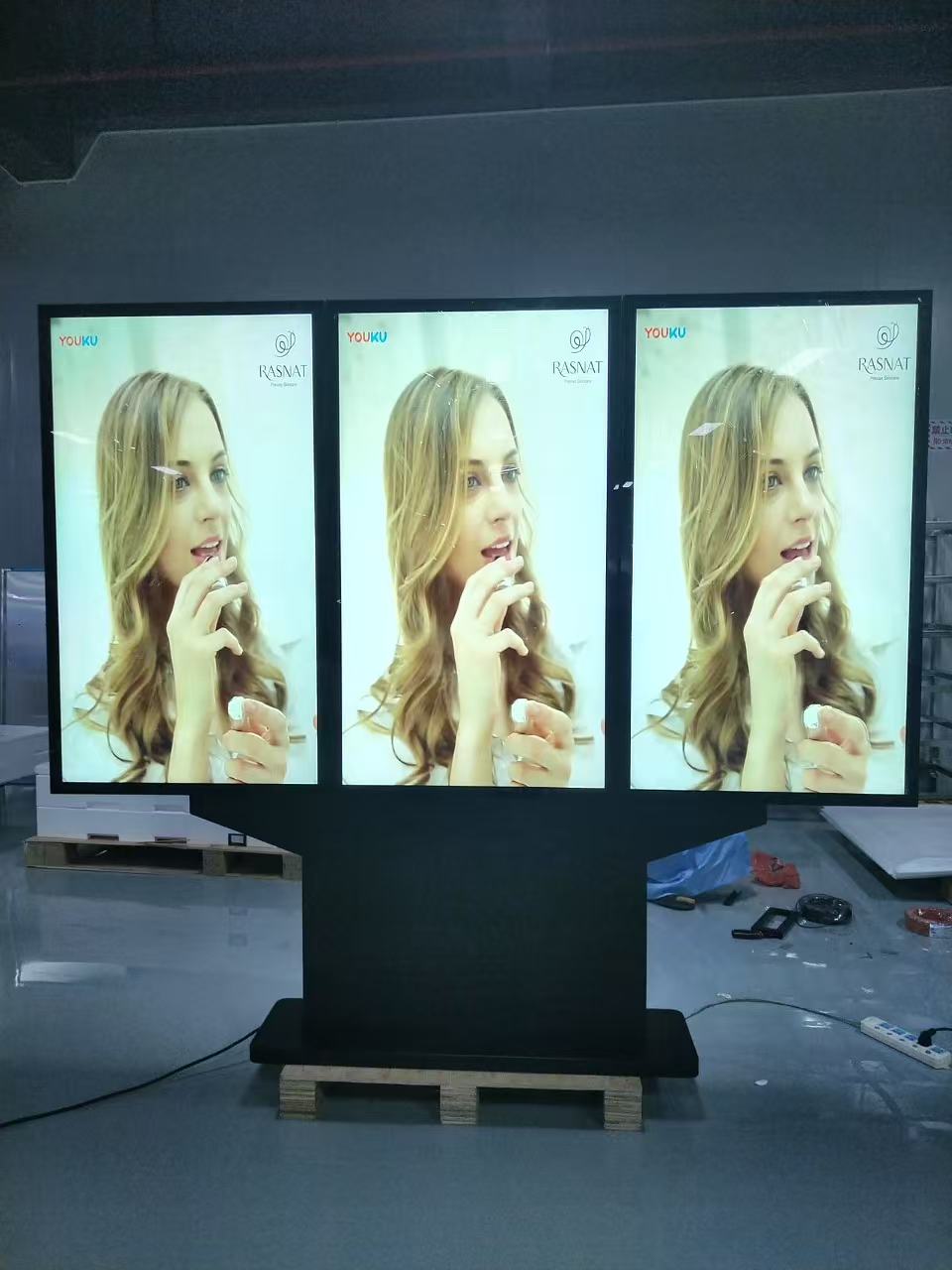 4K 49 55 65 75 palců Triple Screen Outdoor Commercial Reklamní video přehrávač IP66 vodotěsný