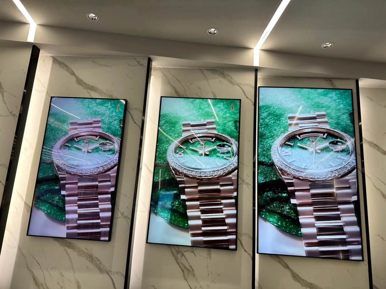 4K úzká rámečka vnitřní zeď namontovaná digitální značení 1000nit