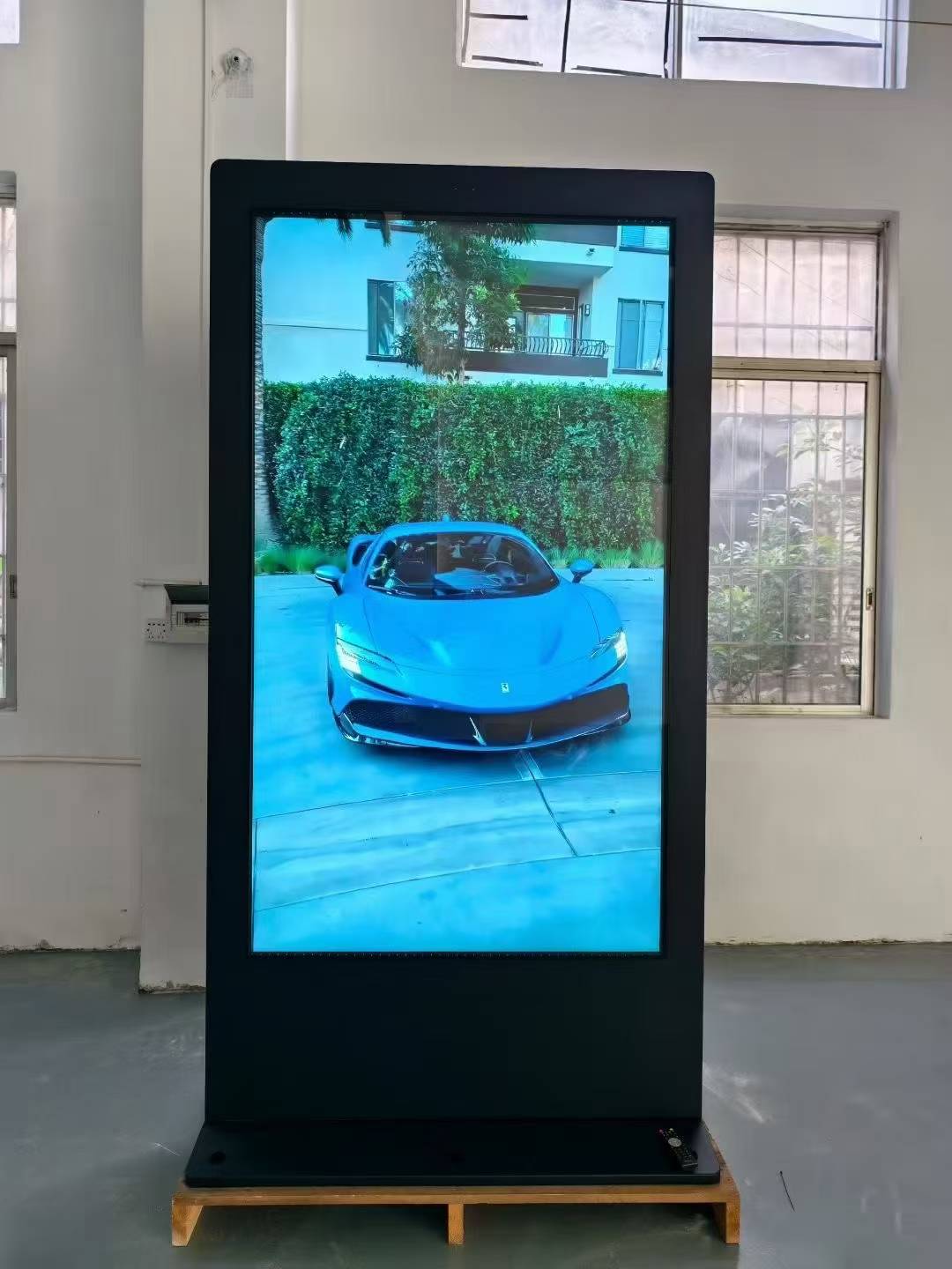 Outdoor 86 palcový podlaha stojící 2500nits kiosk 4k digitální značení